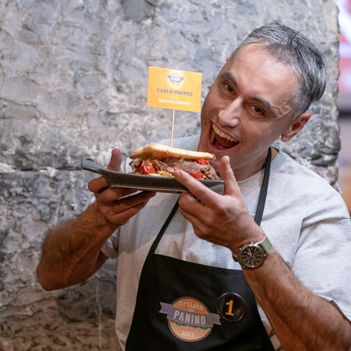 231123-Carlo-Maffeo-con-panino-con-stecco-(17)